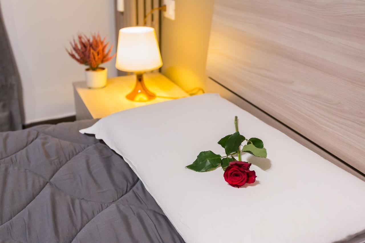 Hh Hermoso Housing Alessandria Bagian luar foto